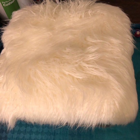 Uma faux fur footstool - Picture 7 of 8